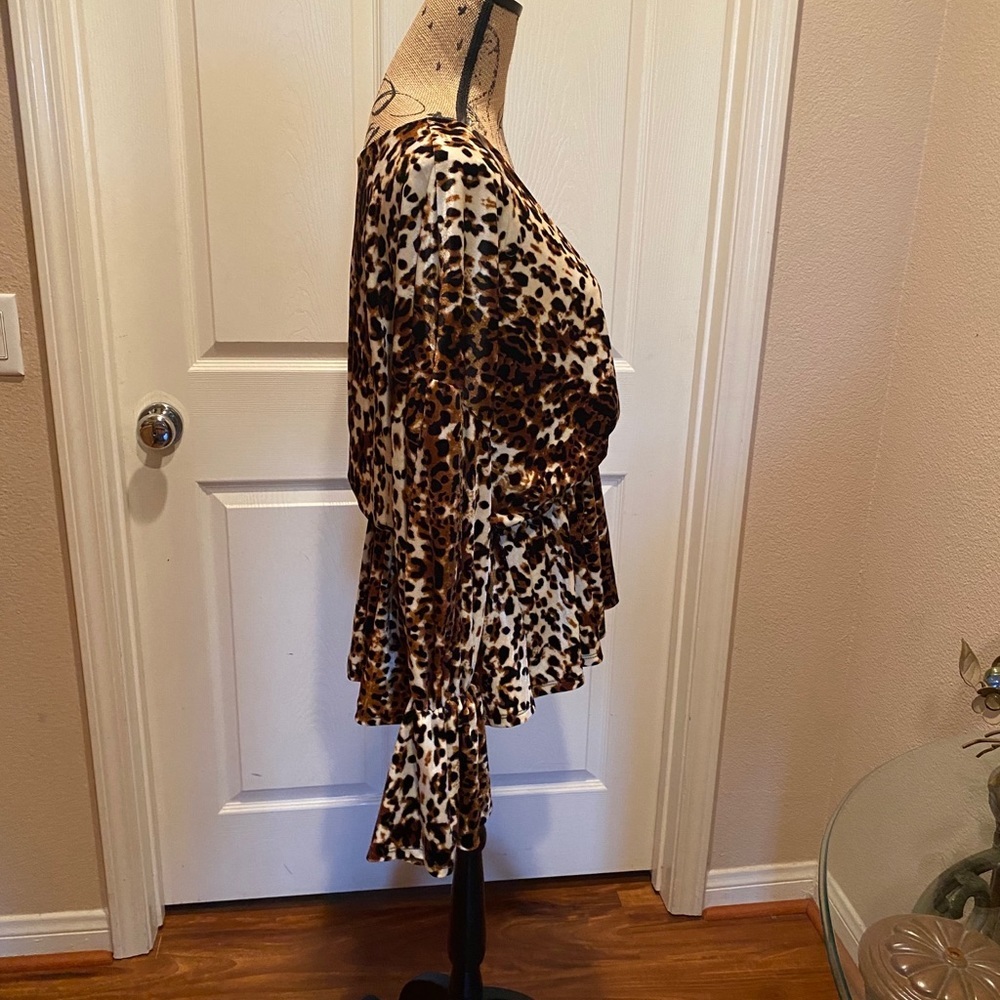 Leopard print blouse with long bell sleeve… - Picture 3 of 5